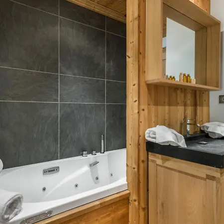 Familial Renove A Val D'isere, 120m², 4 Chambres, Proche Des Pistes, Parking Inclus - Fr-1-567-29 *